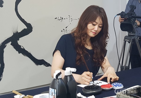 Lee Hwa-seon is making an artwork.  