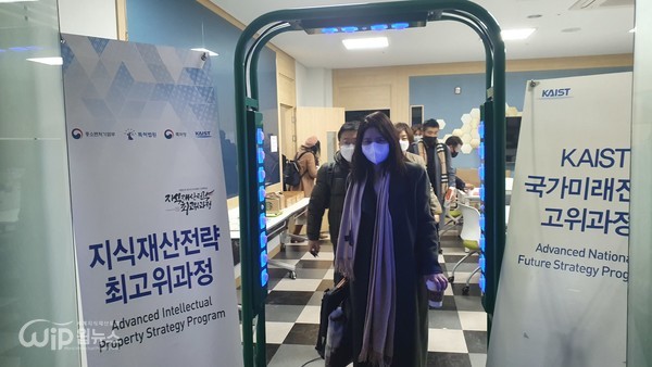 The students passing ‘ZeroGate’ to attend KAIST AIP class
