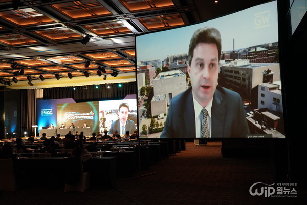 Photo of participating the live venue