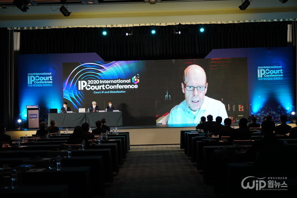 Photo of participating the live venue