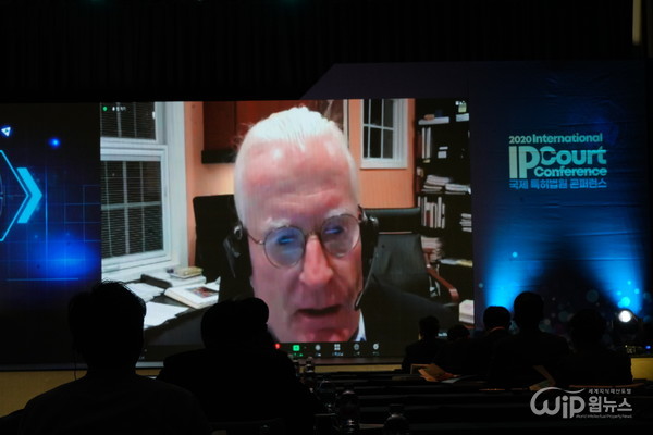 Photo of venue participation of the real-time online