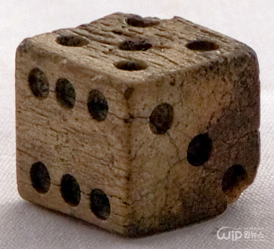 Dice which is made by bone [Photo provided : Wikipedia]