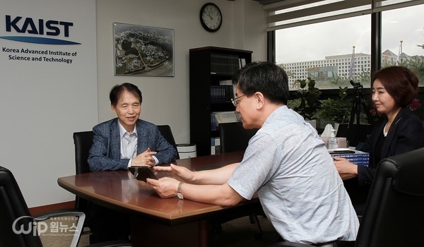 Conducting an interview in KAIST Vice-president’s Office (from left Vice President Lee Kwang-Hyung Steering Committee Park Jin-Ha Representative Reporter Kim Soo-woo) 