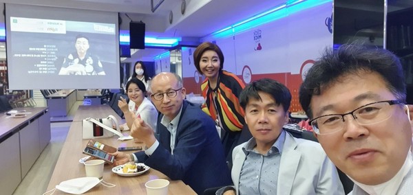 After the presentation of the story about a foundation at the start of the WIP News Celebration pictures are being taken with the invited guests. [From the left Lee Chae-Yoo(Announcer) Gim Jong-Won(Vice President of Poonglim & Chiarman of Korea Association of Wood Culture) Gim Soo-Woo (Representative Reporter of WIP News) Park Yong-Jun(Director of Mooklim Oriental Medical Clinic) Ahn Jae-Jun (Secretary General of Daejeon Chungnam Forest for Life)