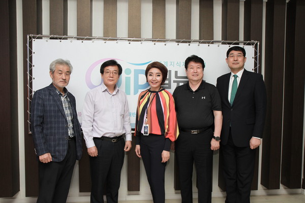 From left Lee Sang-ji (former KAIST Research Professor) Park Jin-ha (KAIST AIP Steering Committee) Kim Su-woo (CEO of WIP-News) Song Seong-myeon (CEO of Pushpull System) and Park Seong-jun (Chief of Intellectual Property Trial and Appeal Board) 