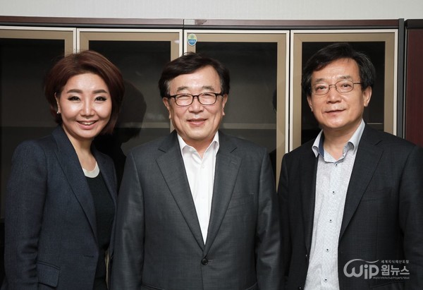 After interviewing they are taking commemorative photos. From left Representative Gim Soo-woo Member of the Assembly Seo Byungsoo and Committee Member Park. 