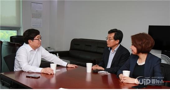 Member of the Assembly Seo Byung-soo (Left) Commitee member Park (Center) and Representative Gim (right) are having a meeting at the National Assemblys office of Seo Byung-soo on the 9th.  