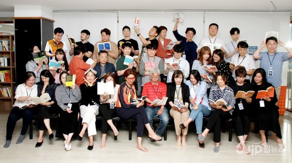 Reporters including WIP-News CEO Soo-woo Kim (representative reporter) are posing using books.
