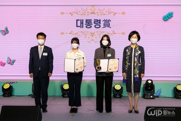 (From the left) Yong-rae Kim Commissioner of the Korean Intellectual Property Office Min-hee Park Yu-bin Song and In-sil Lee the president of Korea Women Inventors Association [Photo provided = Korea Women Inventors Association]  