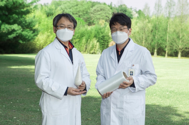Researchers at SK Global Chemical and Kolon Industries are holding PBAT samples jointly developed by the two companies [Photo provided = SK Innovation]