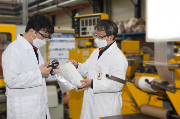 Researchers at SK Global Chemical and Kolon Industries are measuring the properties of PBAT products jointly developed by the two companies. [Photo provided = Kolon Industries]