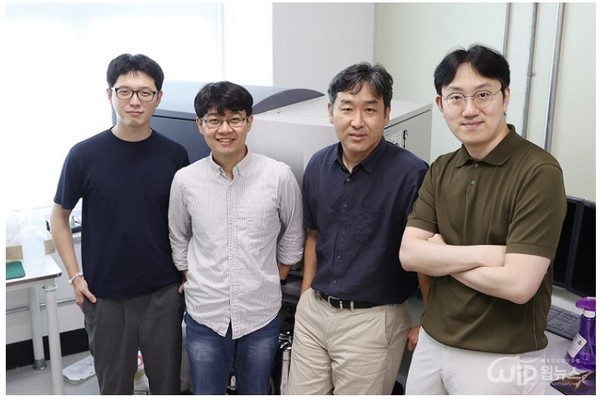 (From left) Lee Ki-jong Ko Jun-young doctoral students Professor Park Su-hyung Doctor Lee Jung-seok of GENOMEinSIGHT [Photo provided = KAIST]