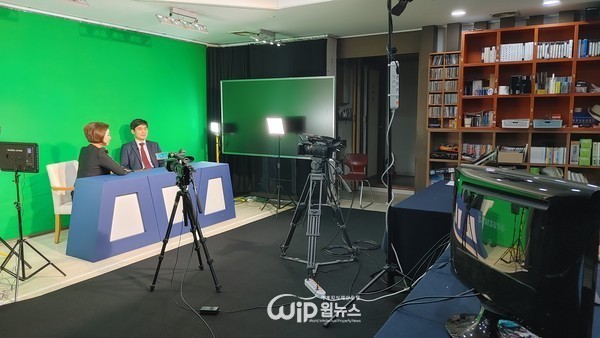KAIST-MIP Senior Professor Park Seongpil and Representative Reporter Gim Soowoo are talking. 출처 : WIPNEWS(http://www.wip-news.com)