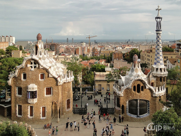 ‘Park Güell’ built by Antoni Gaudí in Barcelona [Photo provided = Wikipedia]