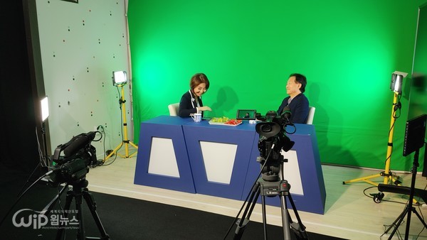 Chairman Gim Gwangjoon and Representative Reporter Gim Soowoo are conducting an interview at WIP News.