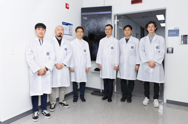 The contrast medium that can look through blood vessels 10 times minutely than the existing contrast medium has been developed by the IBS Center for Nanomedicine. (From the left) researcher Seong-hwi Kang Dr. Tae-hyeon Shin prof. Jin-woo Cheon prof. Byeong-ok Choi Dr. Pan-ki Kim and researcher Jeong-soo Na [Photo provided = The Institute for Basic Science]